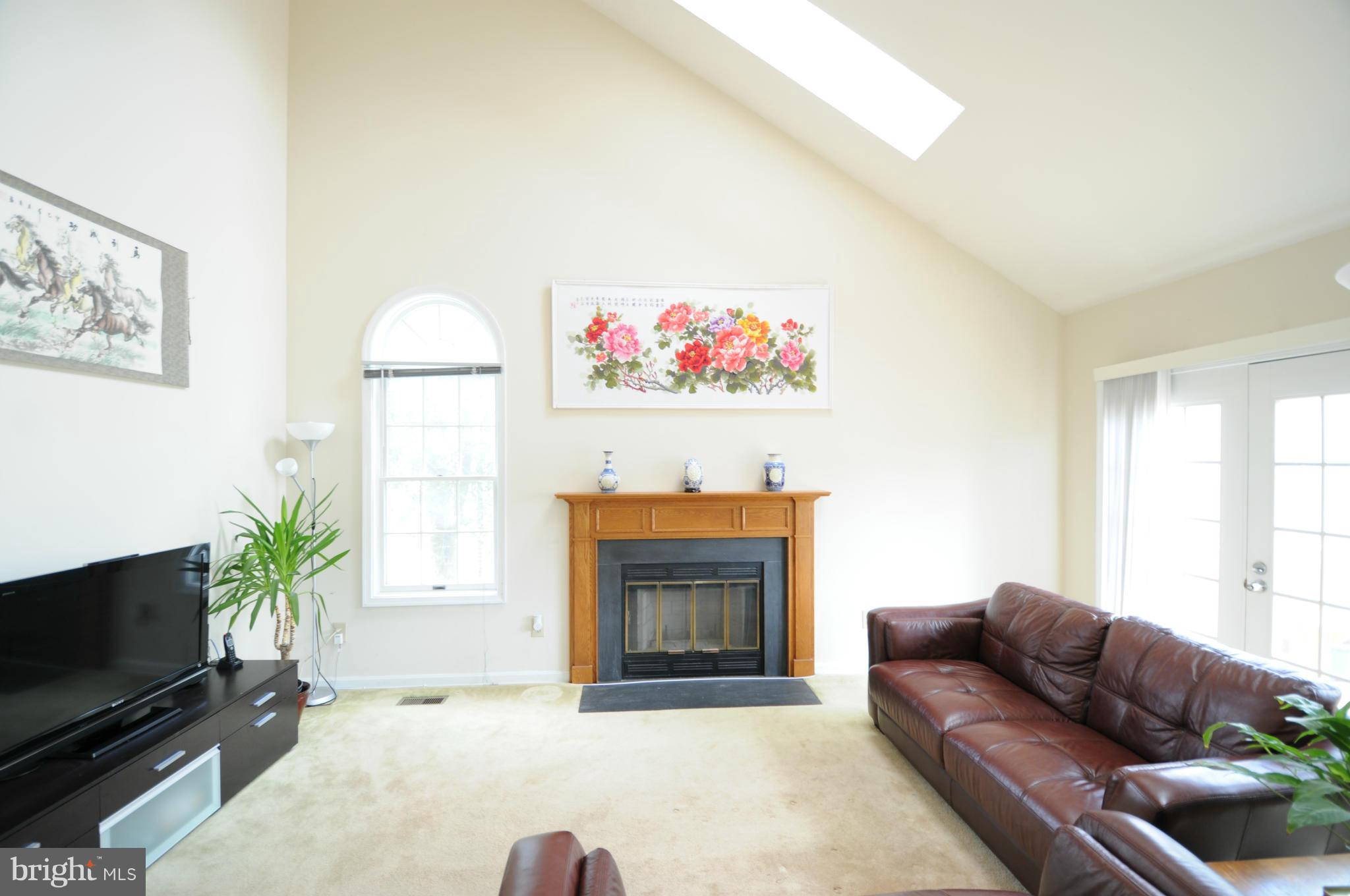 18909 Falling Star Road Germantown, MD 20874 - Photo 4 of 28 Living Room