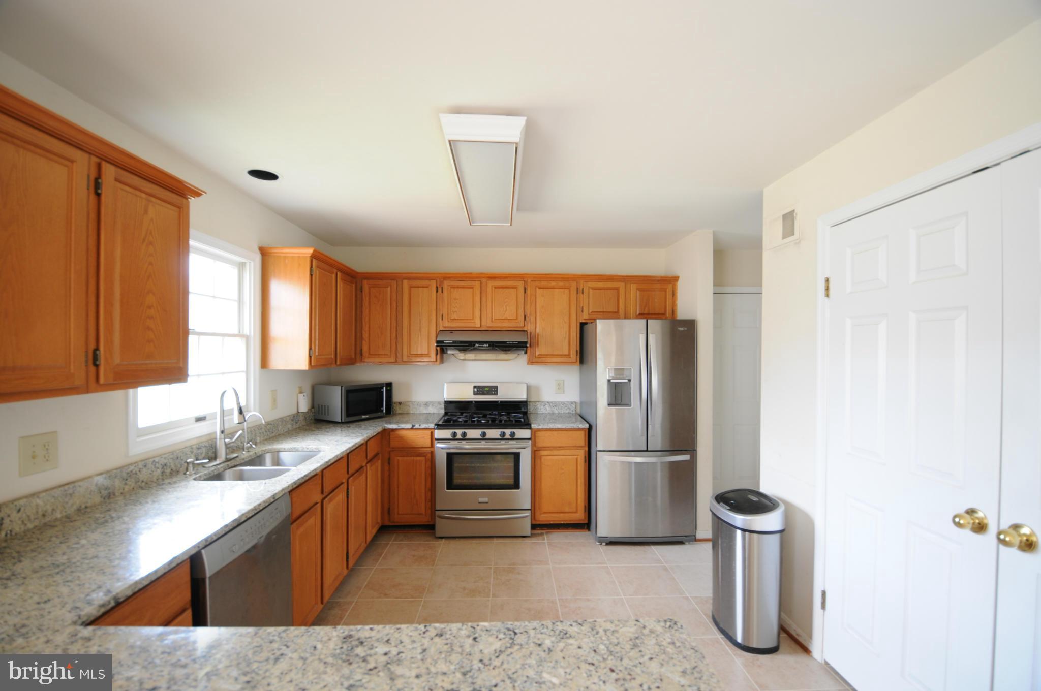 18909 Falling Star Road Germantown, MD 20874 - Photo 7 of 28 Kitchen