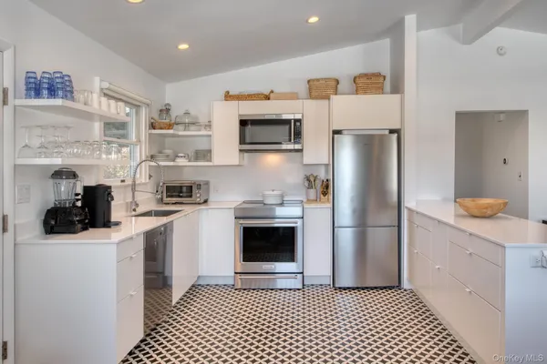 $1,195,000 | 8 Romana Drive, Hampton Bays, NY 11946