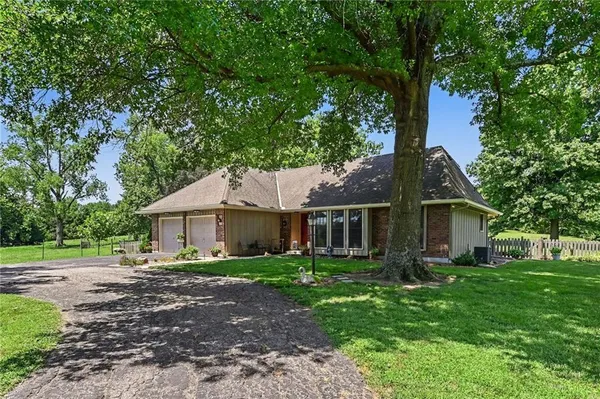 $725,000 | 17581 178th Street, Tonganoxie, KS 66086