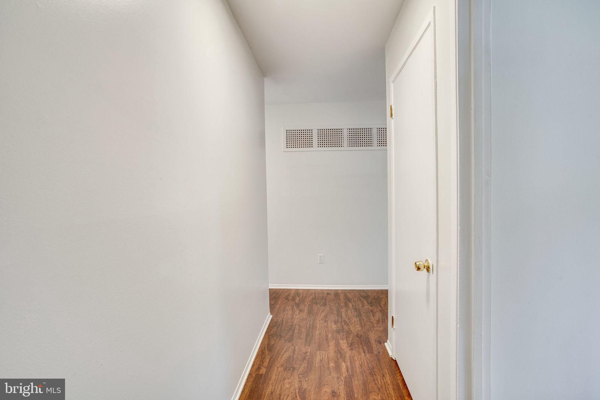 4431 Roundhill Road Alexandria, VA 22310 - Photo 5 of 29 Gallery Image 5