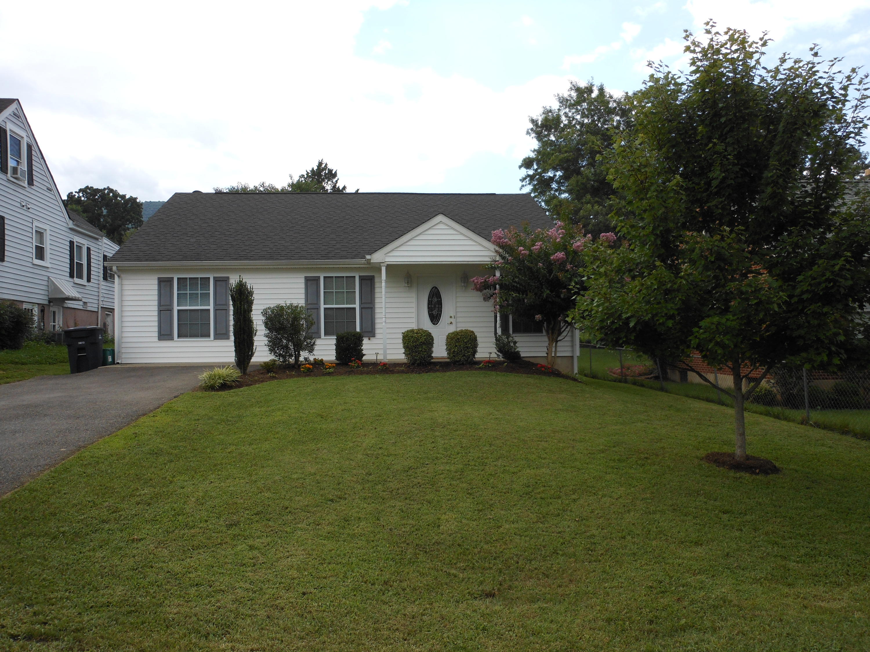 1027 Ray Road Southeast Roanoke, VA 24014 - Photo 1 of 20 Front