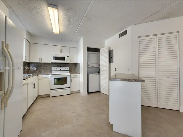 $2,600 | 6065 Northwest 186th Street, Unit 208, Hialeah, FL 33015