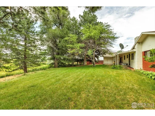 a view of a yard with a house