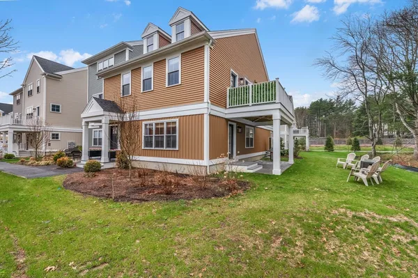 a view of a yard in front of house