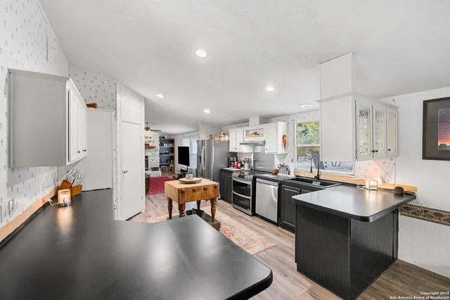 $279,000 | 690 Cherry Ridge, Floresville, TX 78114