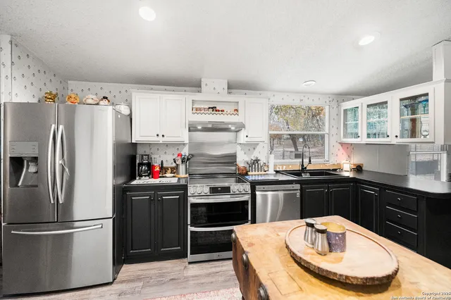 $279,000 | 690 Cherry Ridge, Floresville, TX 78114