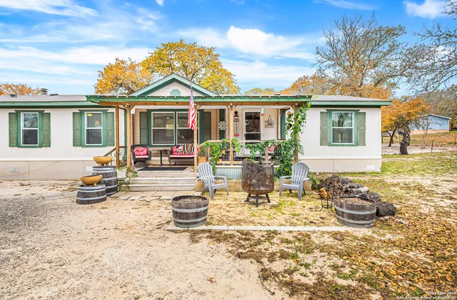 $279,000 | 690 Cherry Ridge, Floresville, TX 78114