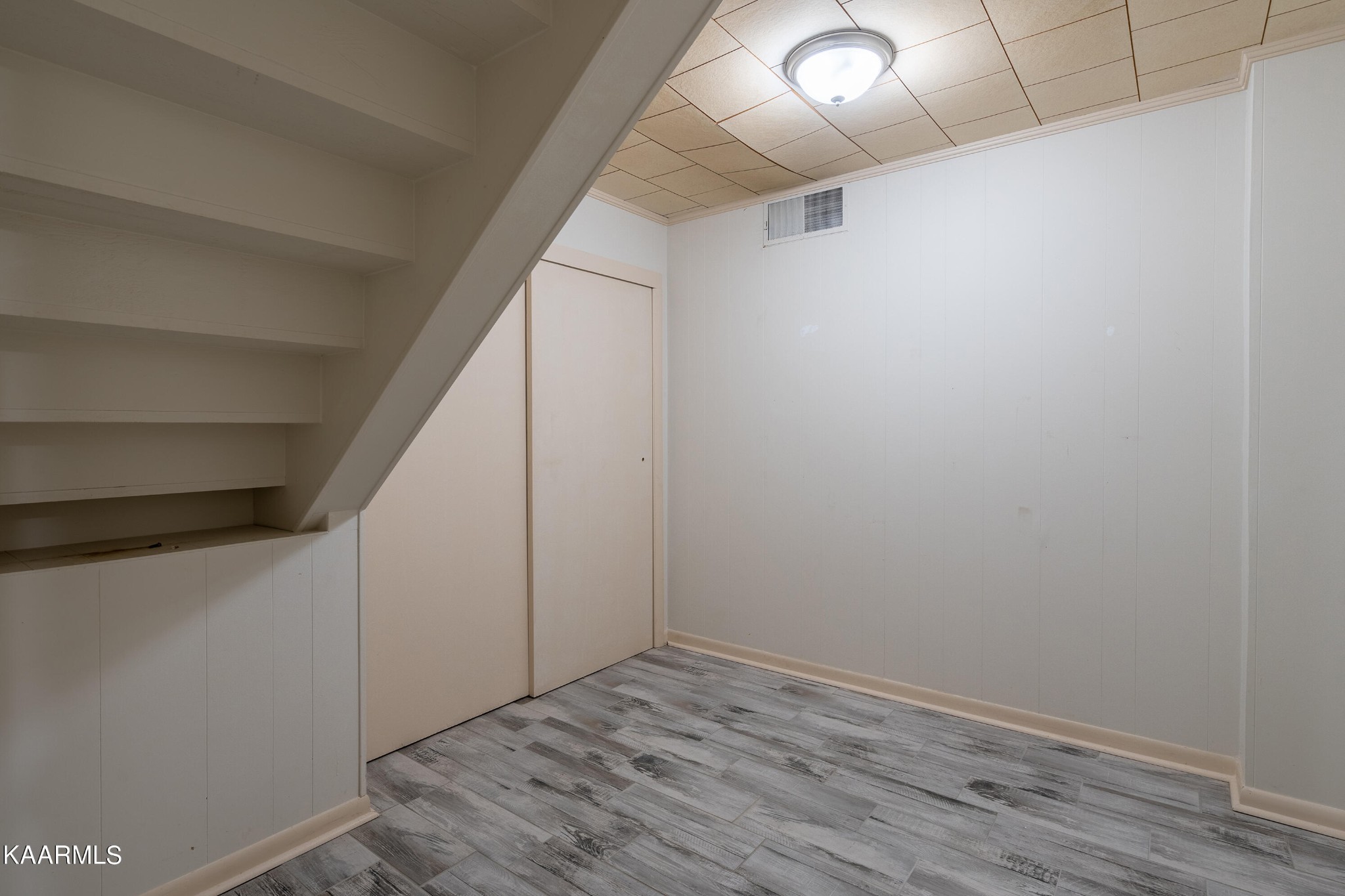 103 Canterbury Road Oak Ridge, TN 37830 - Photo 16 of 27 a view of an empty room with wooden floor