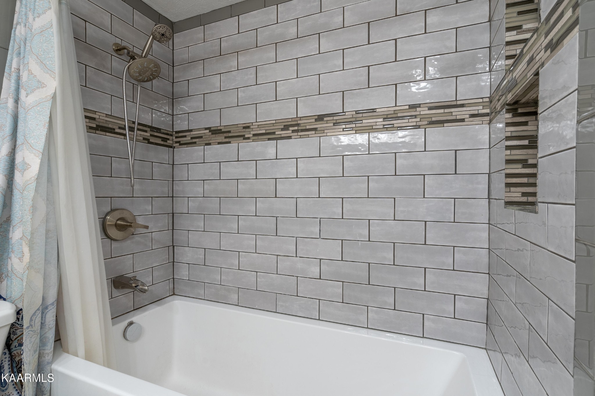 103 Canterbury Road Oak Ridge, TN 37830 - Photo 21 of 27 a bathroom with a bathtub