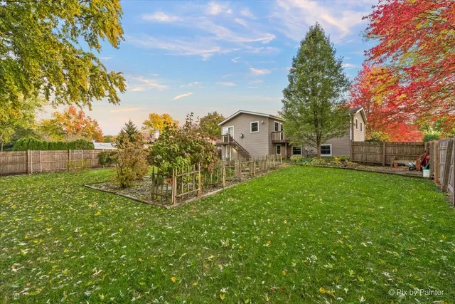 a view of yard with green space