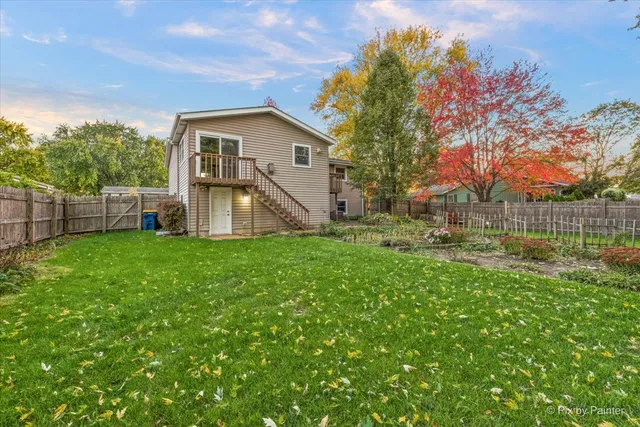 a view of a house with backyard and garden