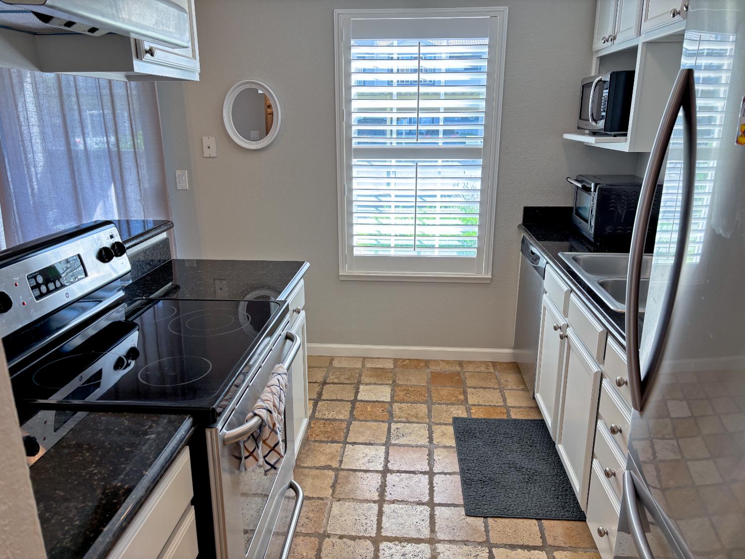 3917 Dale Road, Unit A Modesto, CA 95356 - Photo 4 of 33