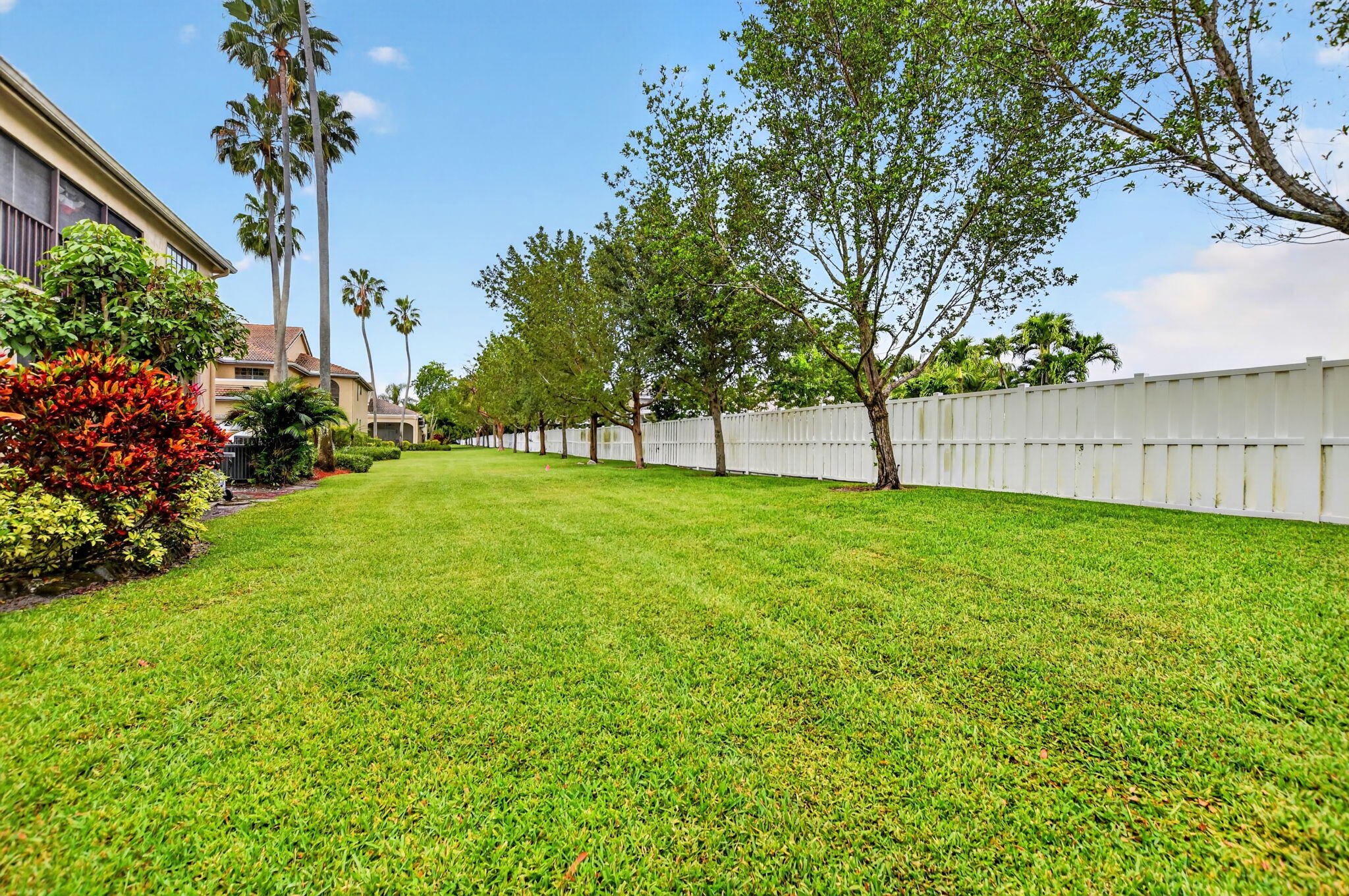 6683 Montego Bay Boulevard, Unit C Boca Raton, FL 33433 - Photo 2 of 37 a view of a backyard with a garden