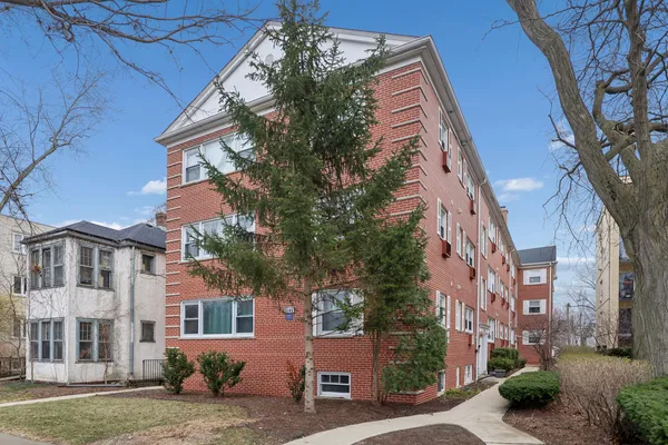 $4,200 | 2147 Ridge Avenue, Unit 2D, Evanston, IL 60201