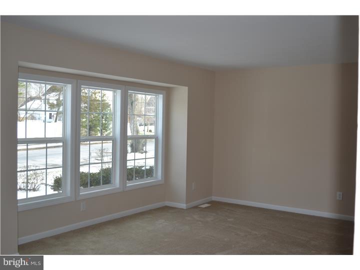 620 Surrey Road Sewell, NJ 08080 - Photo 6 of 24 Living Room