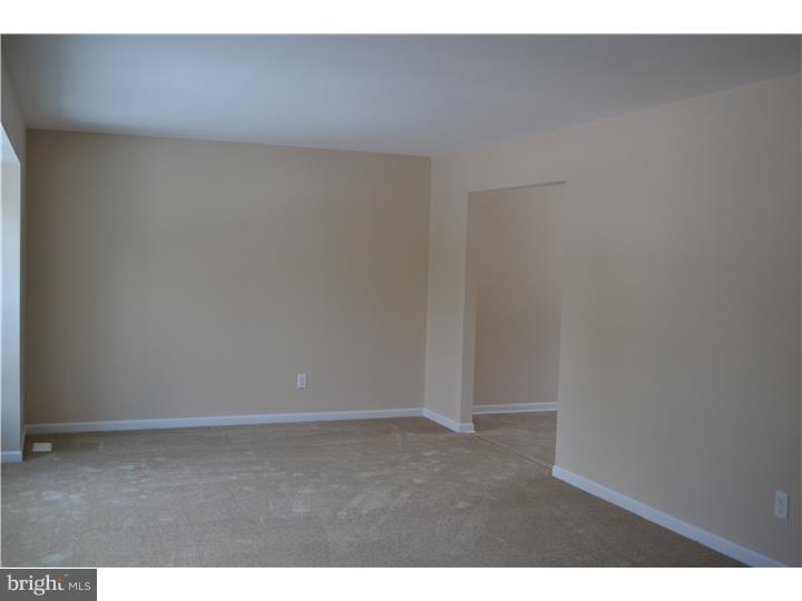 620 Surrey Road Sewell, NJ 08080 - Photo 7 of 24 Living Room