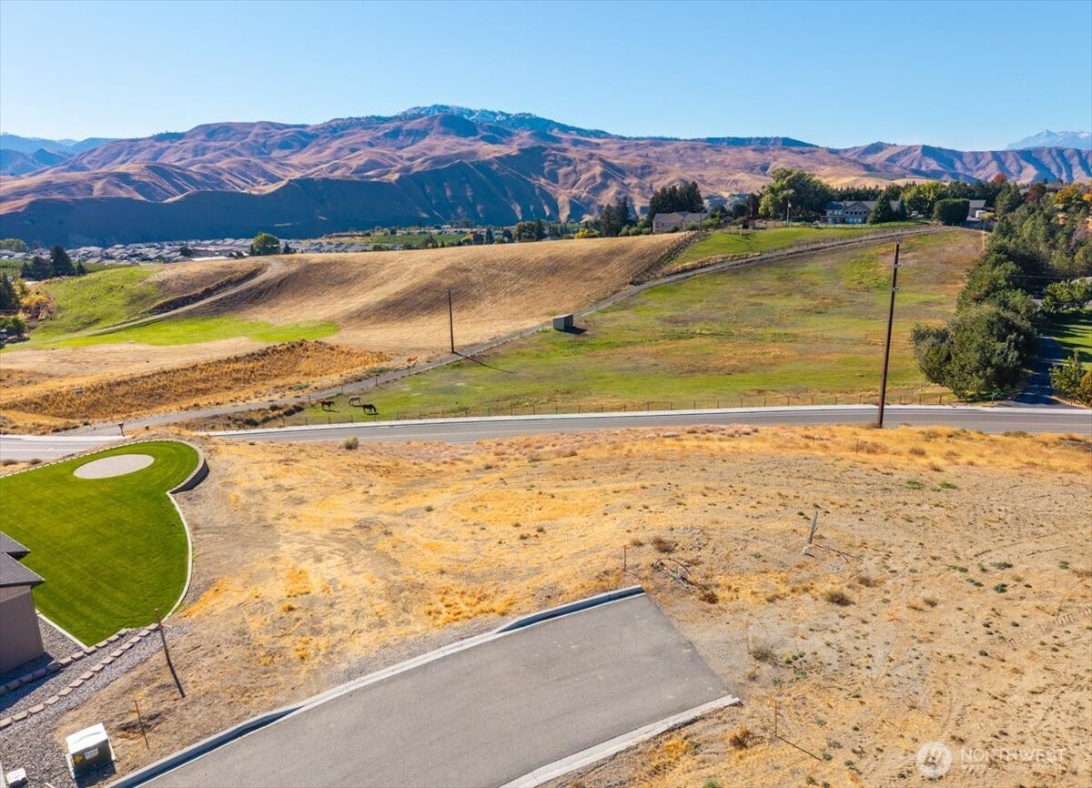 21 Margaret Lane Wenatchee, WA 98801 - Photo 11 of 16 a view of an ocean and a mountain