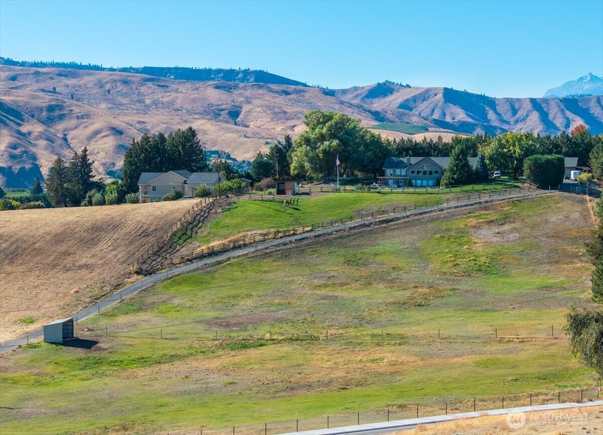 21 Margaret Lane Wenatchee, WA 98801 - Photo 12 of 16 a view of a house with a big yard