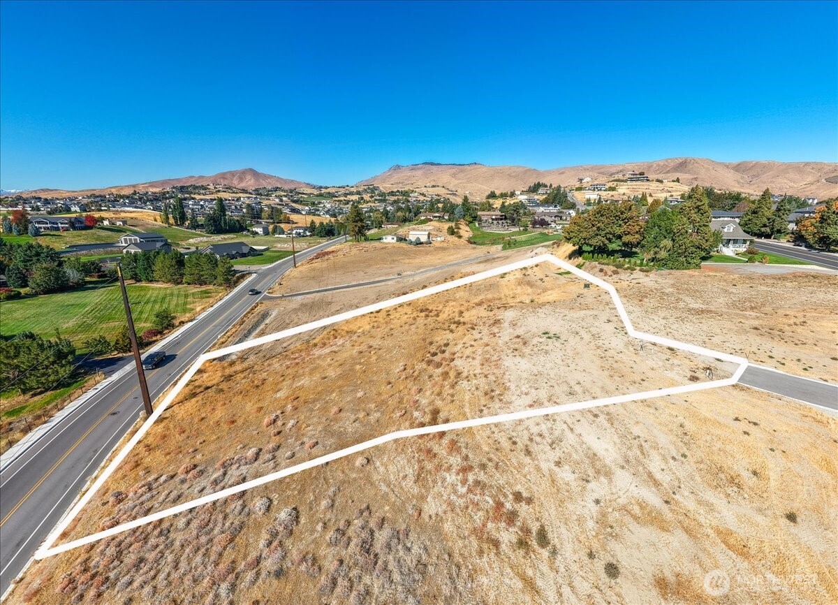 21 Margaret Lane Wenatchee, WA 98801 - Photo 13 of 16 a view of a balcony with an ocean view