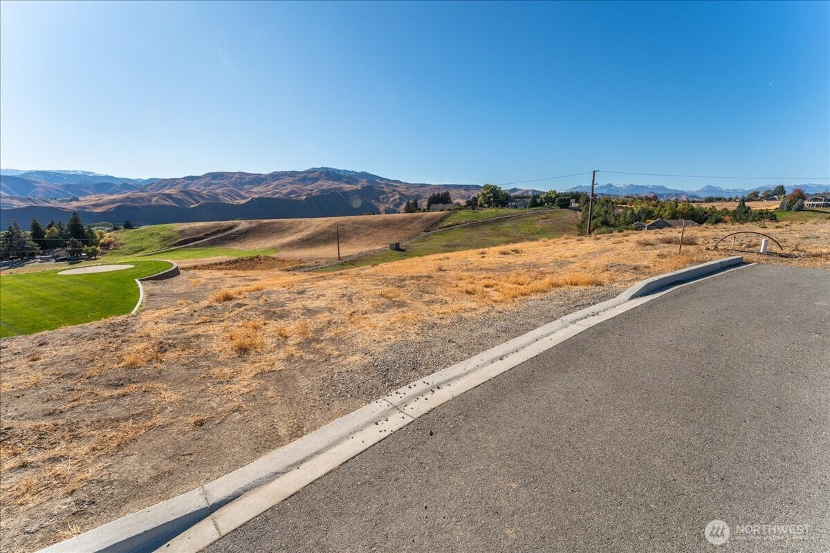 21 Margaret Lane Wenatchee, WA 98801 - Photo 2 of 16 a view of an ocean and beach