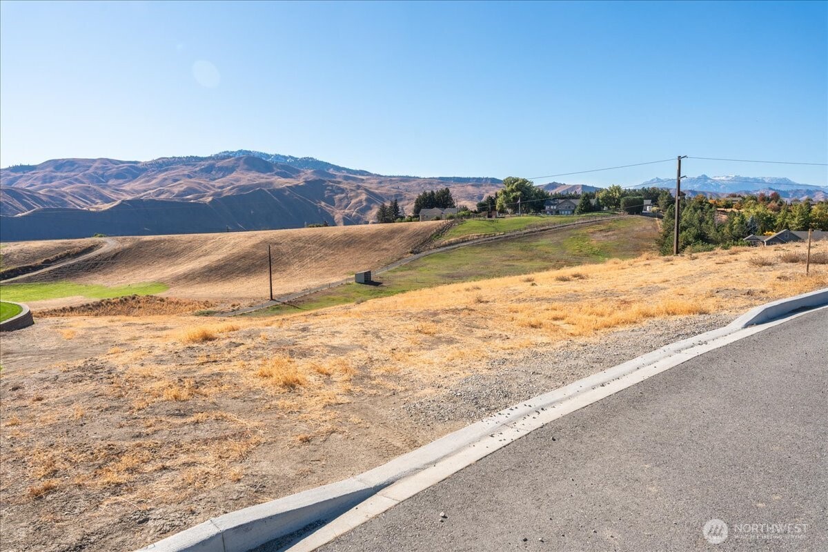 21 Margaret Lane Wenatchee, WA 98801 - Photo 3 of 16 a view of an ocean and beach