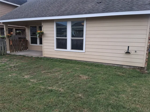 a view of a house with a backyard