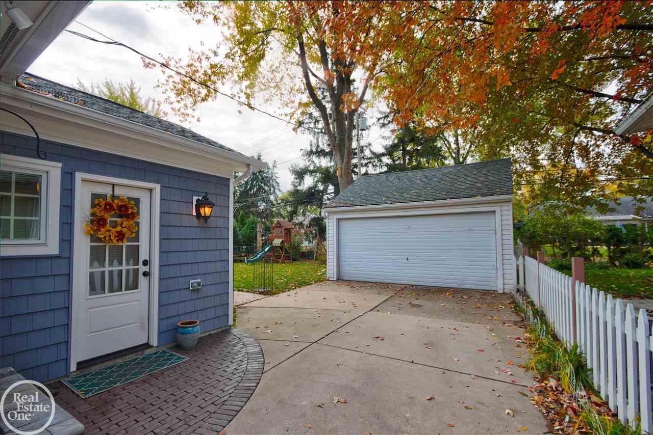 1557 Torrey Road Grosse Pointe, MI 48236 - Photo 37 of 38 31364207-36.JPG