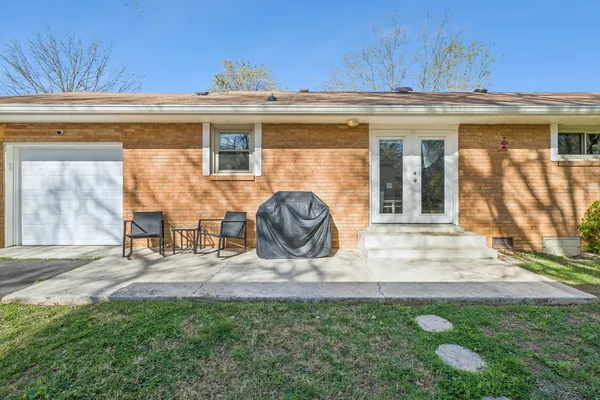 a view of a house with backyard