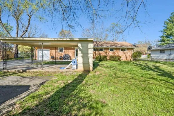 a view of a house with a yard