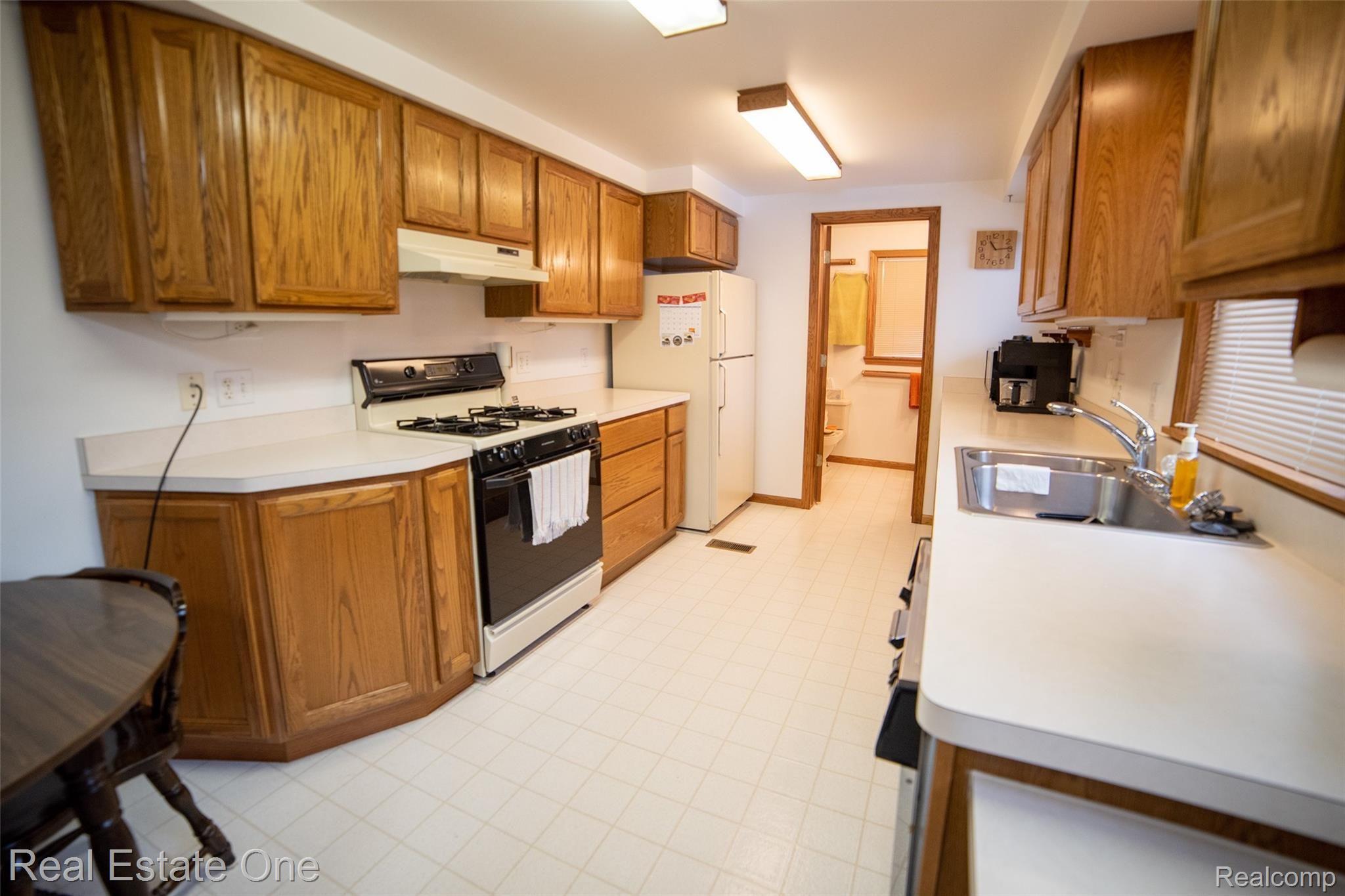 2866 Avalon Road Rochester, MI 48309 - Photo 9 of 33 2866 Avalon-08.jpg
