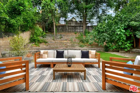 $1,085,000 | 22522 Avenue San Luis, Woodland Hills, CA 91364