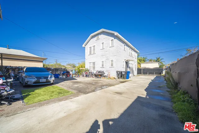 a view of a house with entertaining space