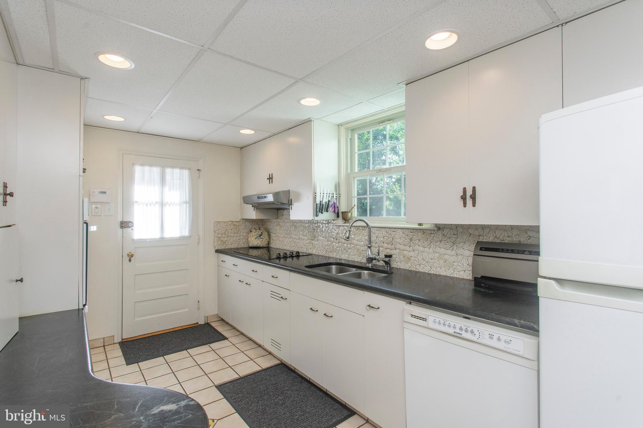 6 Arbor Lea Road Lansdowne, PA 19050 - Photo 12 of 51 Soapstone counters