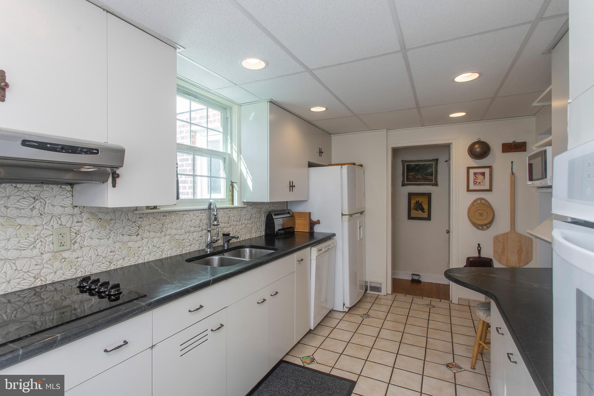 6 Arbor Lea Road Lansdowne, PA 19050 - Photo 13 of 51 Custom tile backsplash