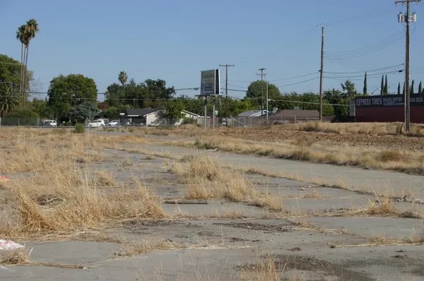 a view of dirt yard with a barn