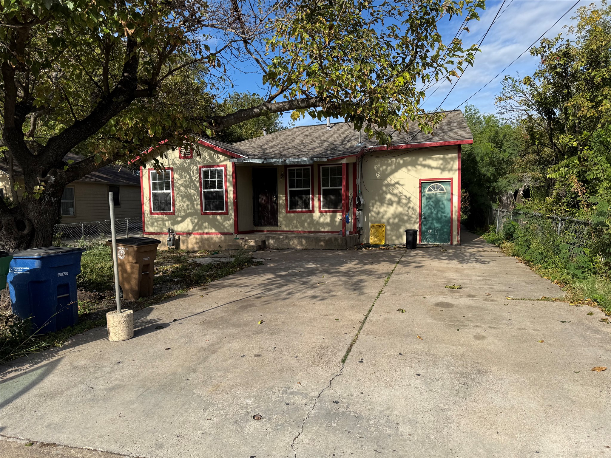 Bungalow-style house with roof with shingles