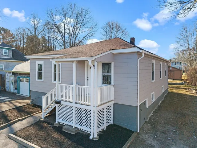 a view of a house with a yard