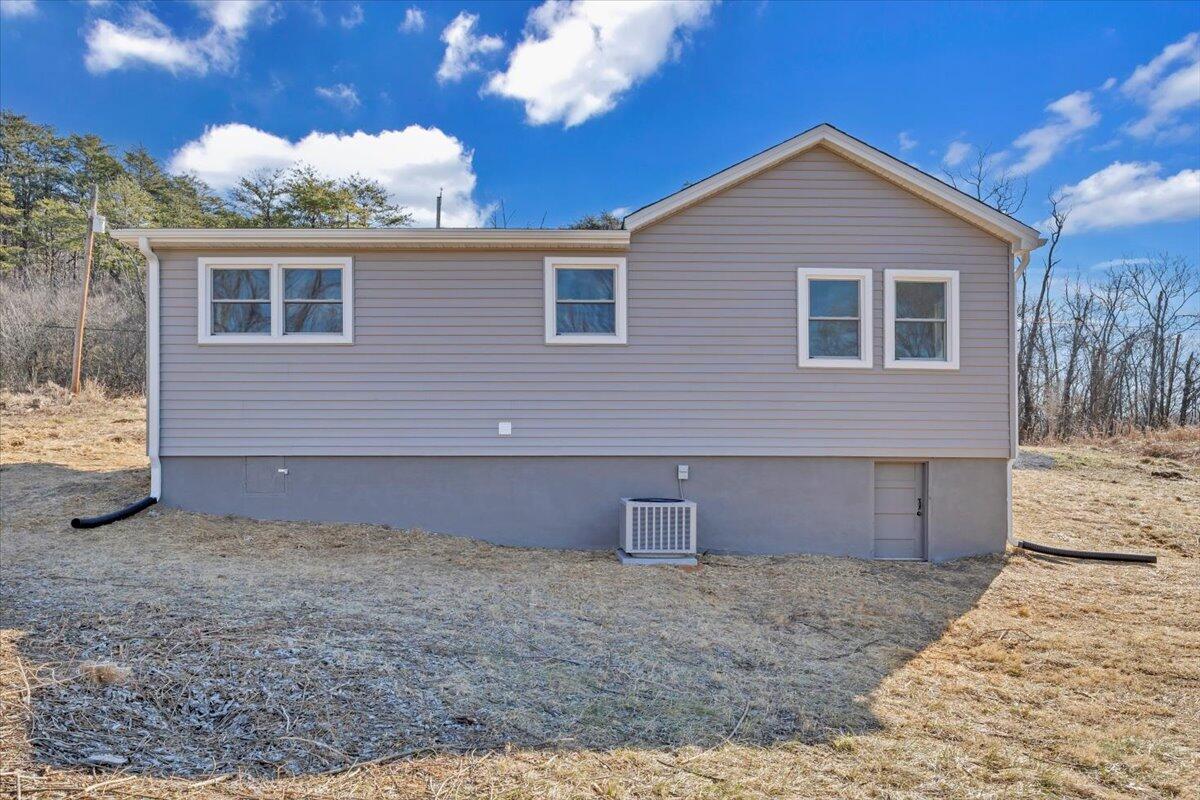 1185 Colonial Road Blue Ridge, VA 24064 - Photo 17 of 24 17-MIB03266