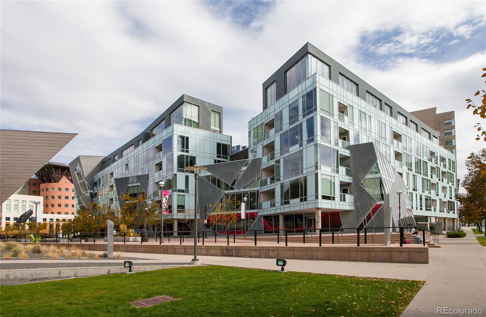 a building view with outdoor space