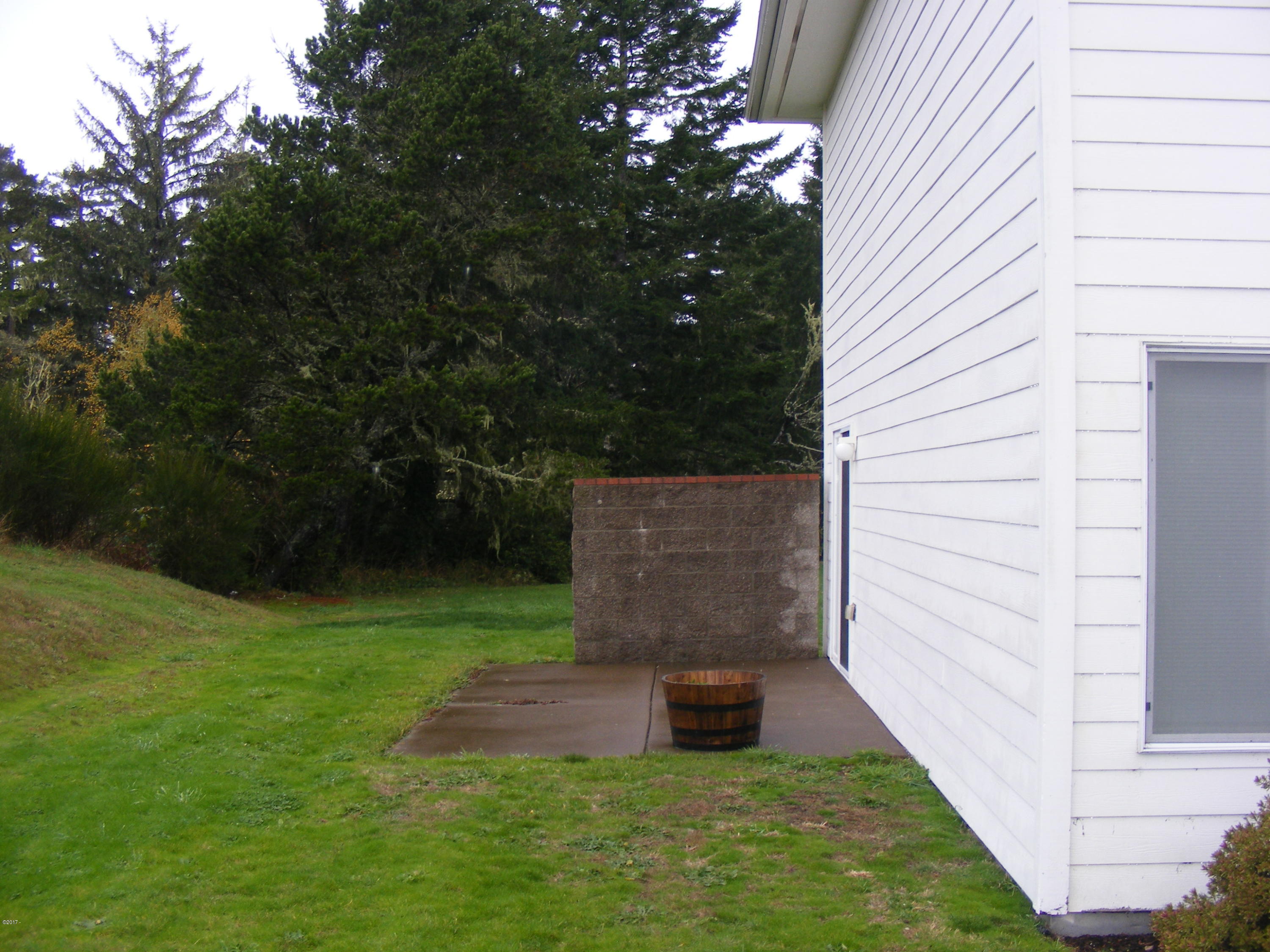 225 Southwest 30th Street Newport, OR 97366 - Photo 19 of 23 patio