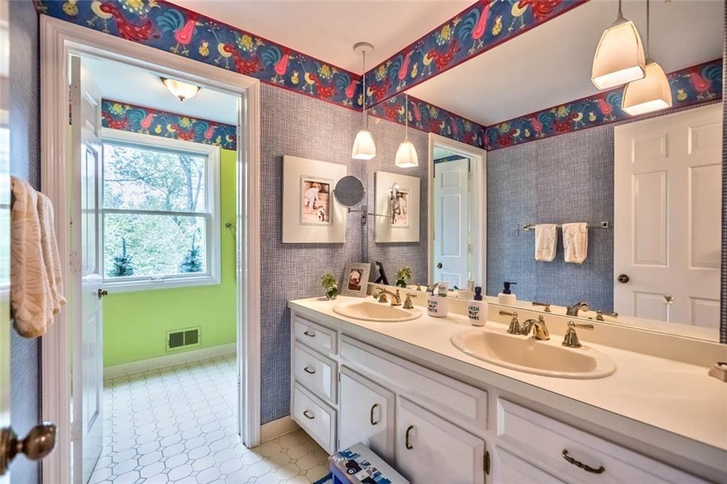 300 Wildberry Road Pittsburgh, PA 15238 - Photo 25 of 25 Large Hall Bathroom