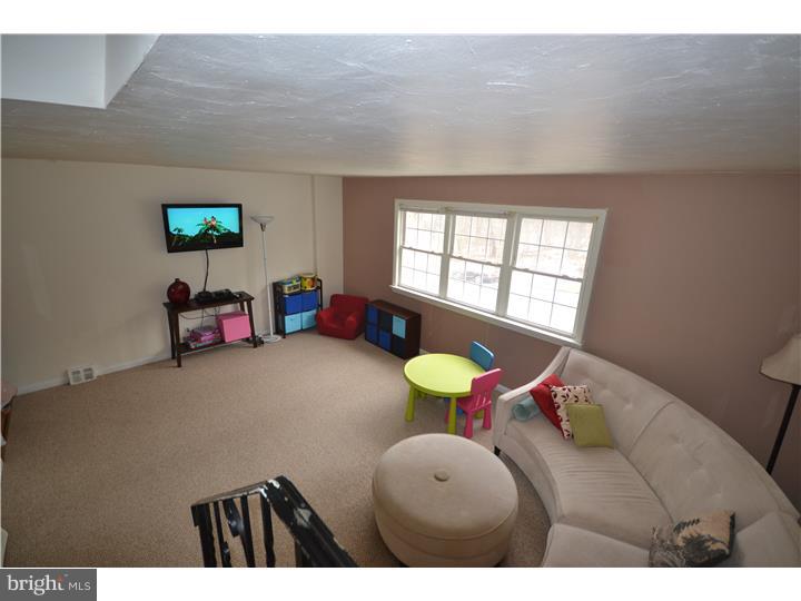 839 West Bells Mill Road Philadelphia, PA 19128 - Photo 3 of 25 Living Room