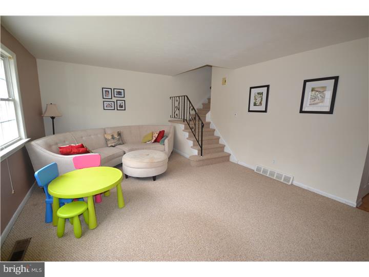 839 West Bells Mill Road Philadelphia, PA 19128 - Photo 4 of 25 Living Room