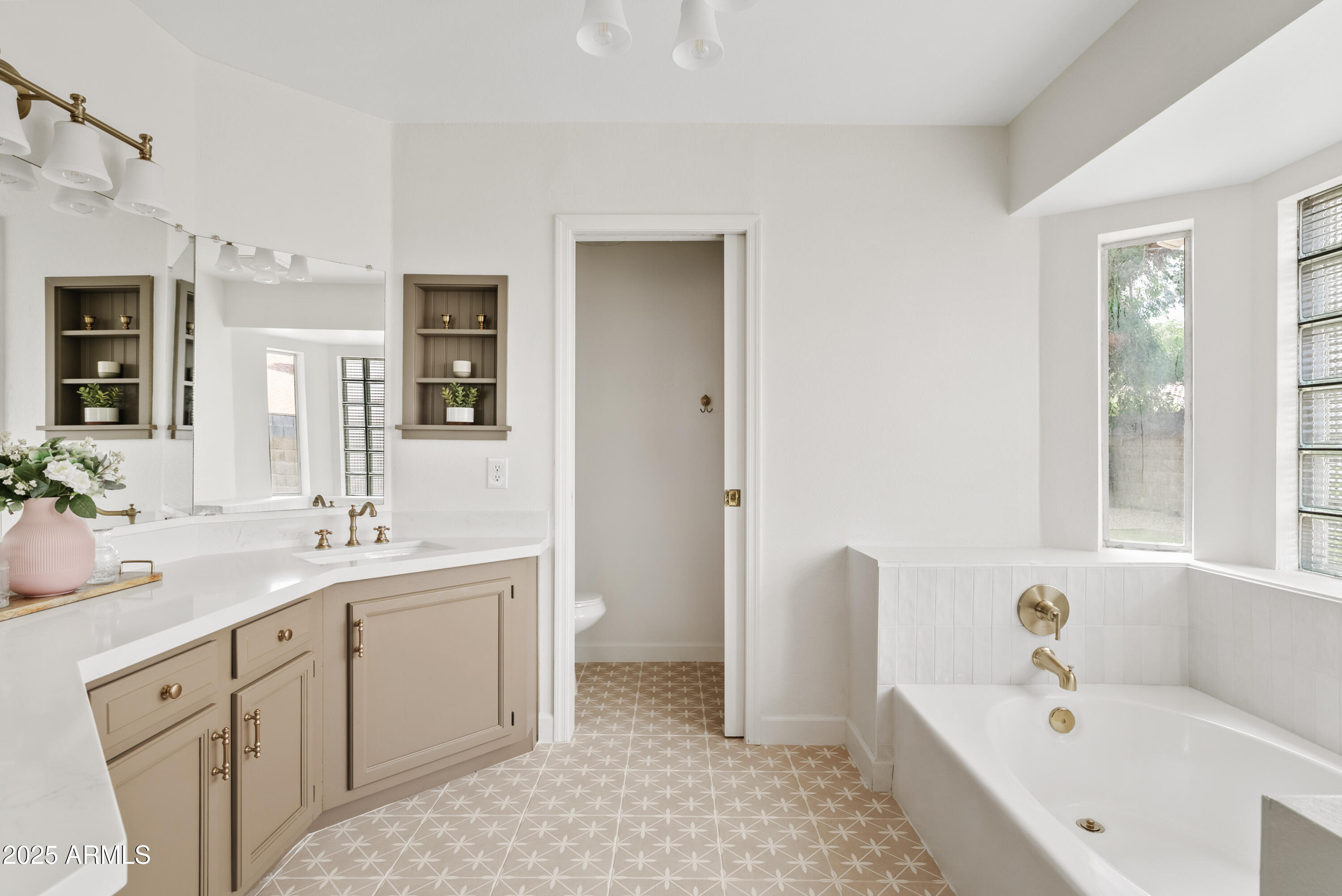 550 East Appaloosa Road Gilbert, AZ 85296 - Photo 23 of 41 a spacious bathroom with a tub sink and mirror