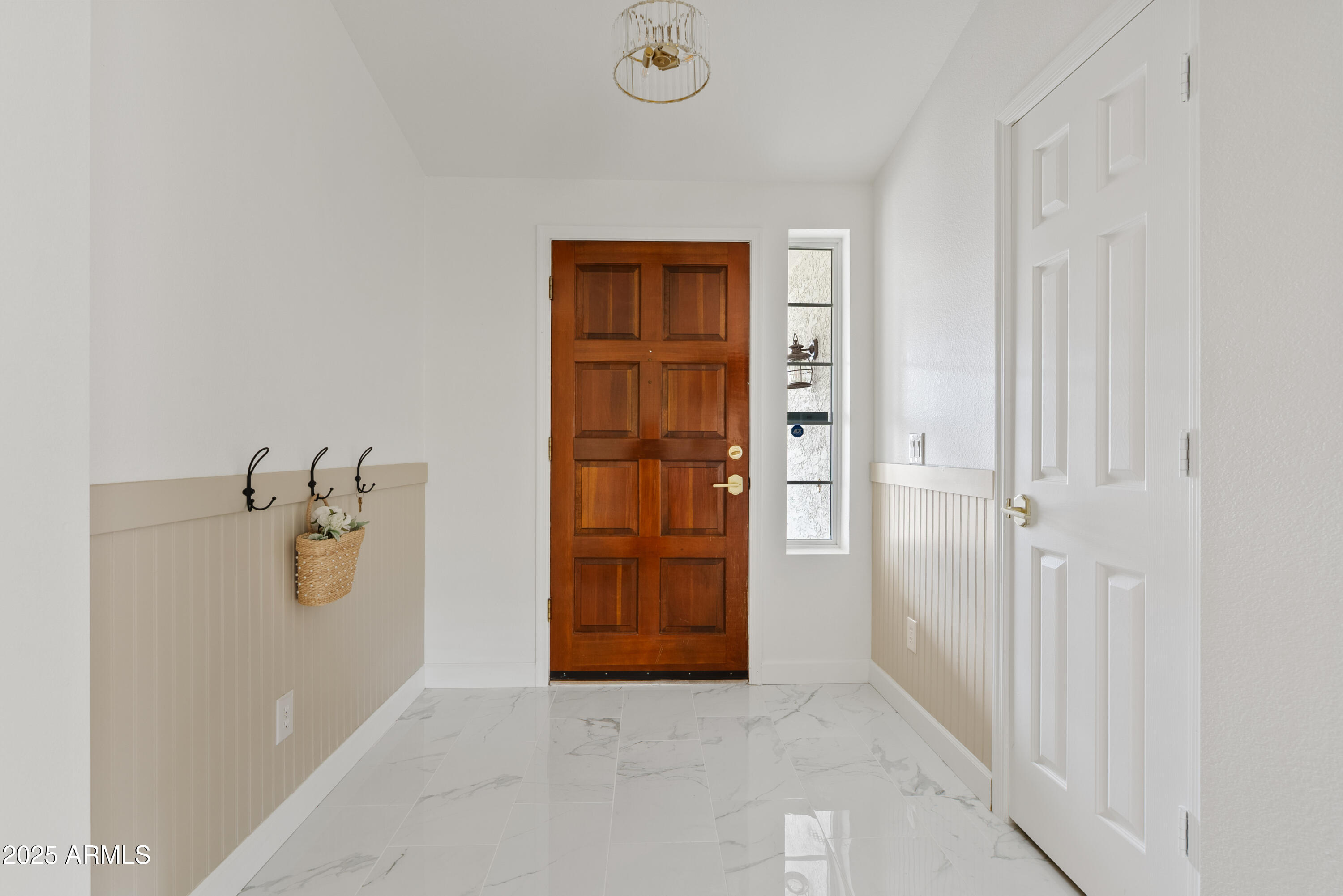 550 East Appaloosa Road Gilbert, AZ 85296 - Photo 4 of 41 a hallway with closet