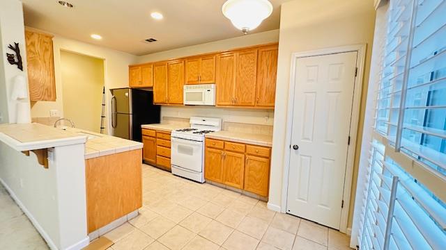 2337 Lonnie Beck Way Stockton, CA 95209 - Photo 7 of 18 Kitchen