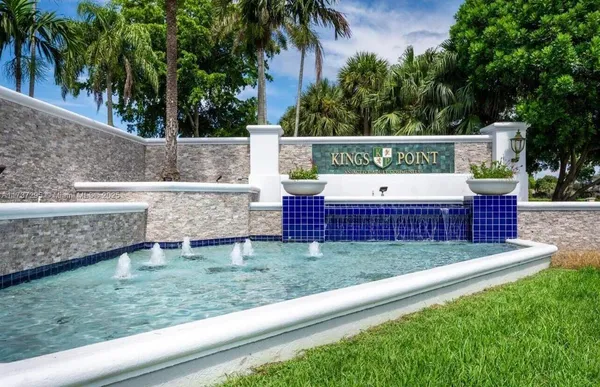 a view of a back yard