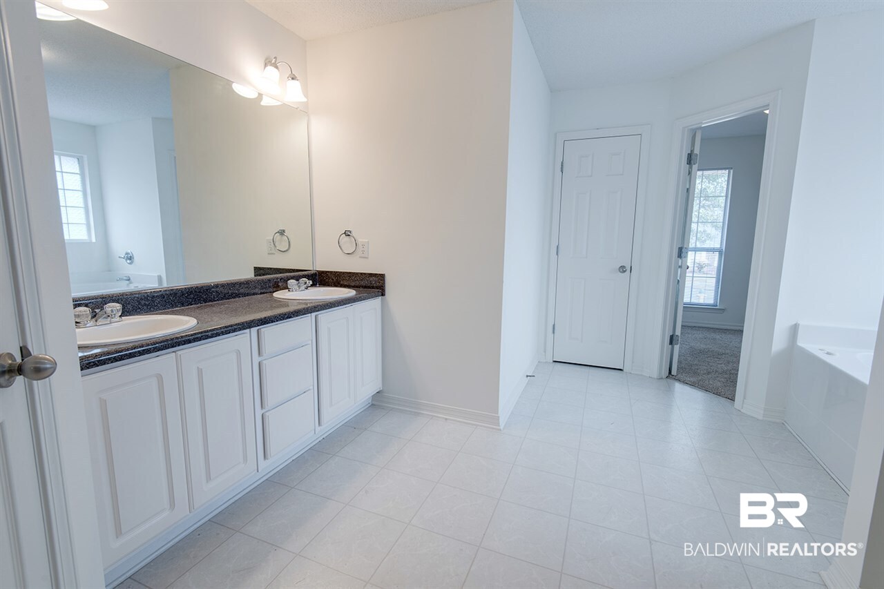7159 Bridgemill Drive Mobile, AL 36619 - Photo 22 of 34 Master Bathroom