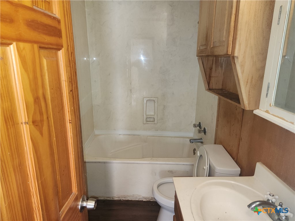902 South 23rd Street Temple, TX 76504 - Photo 7 of 8 a bathroom with a bathtub and a shower